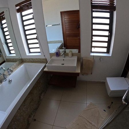 Olana Blue - Beachfront Apartment Rivière Noire Екстериор снимка