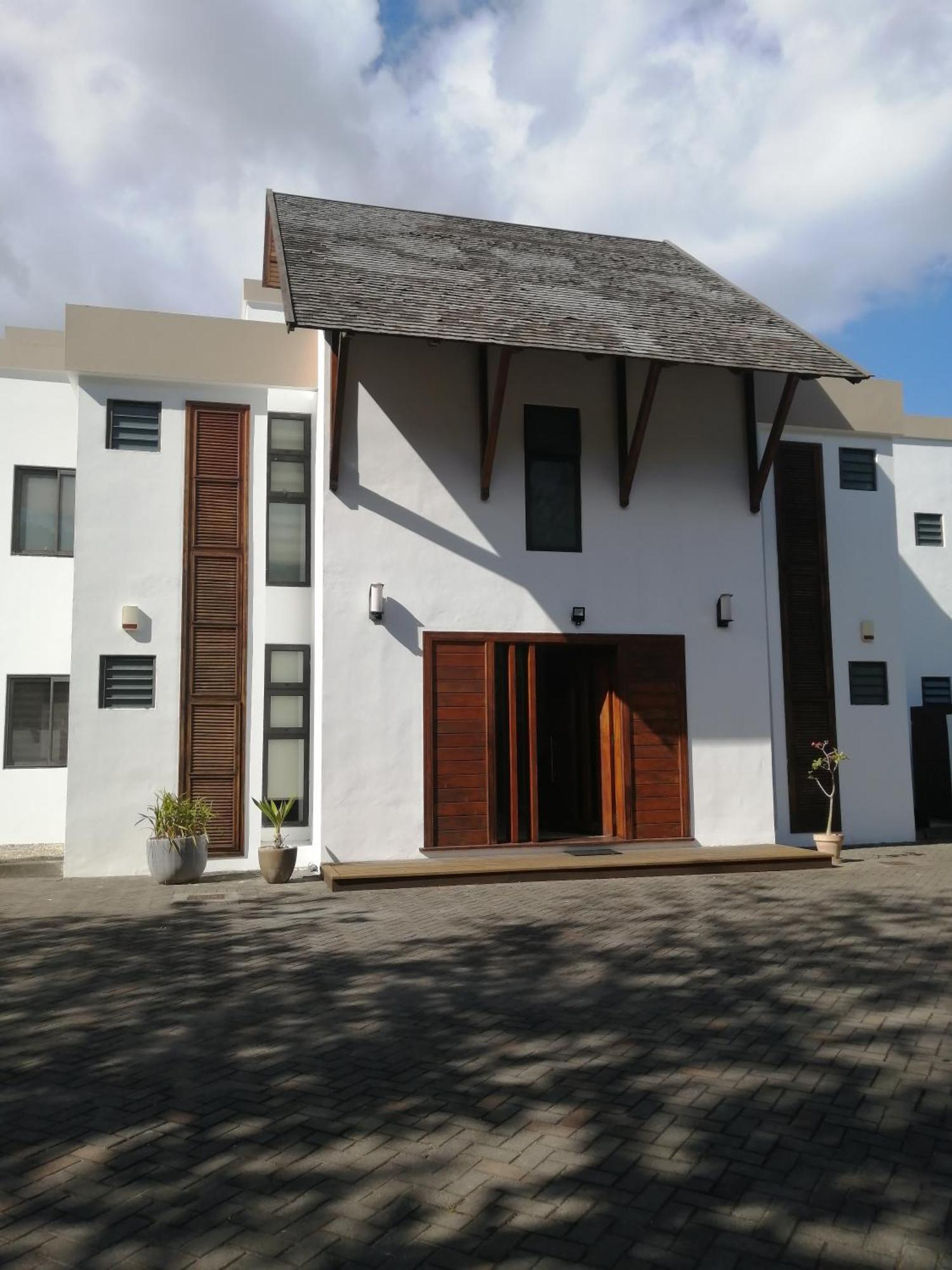 Olana Blue - Beachfront Apartment Rivière Noire Екстериор снимка