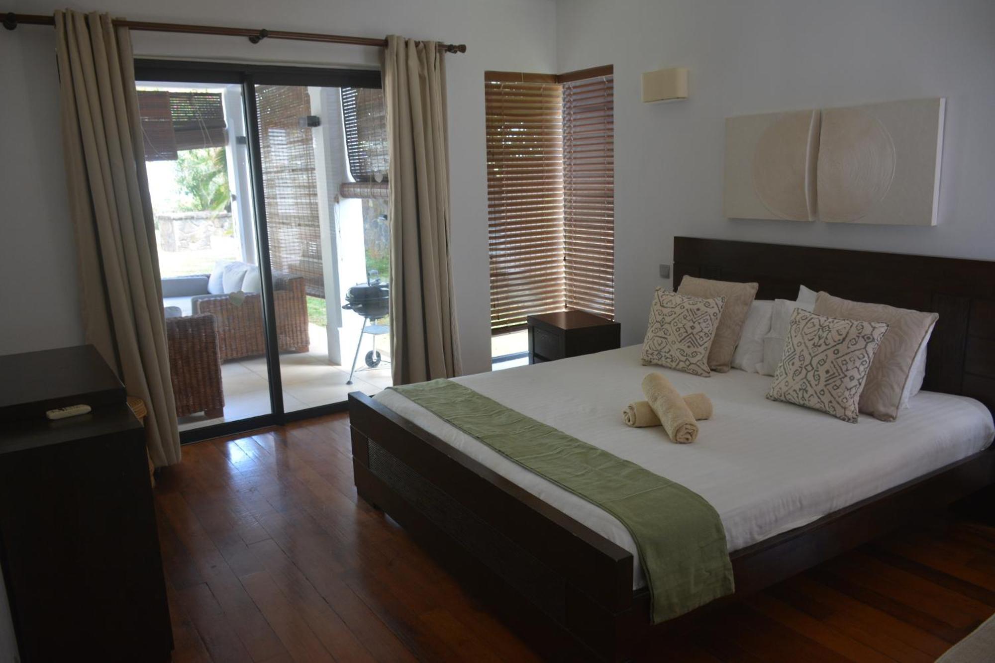 Olana Blue - Beachfront Apartment Rivière Noire Екстериор снимка