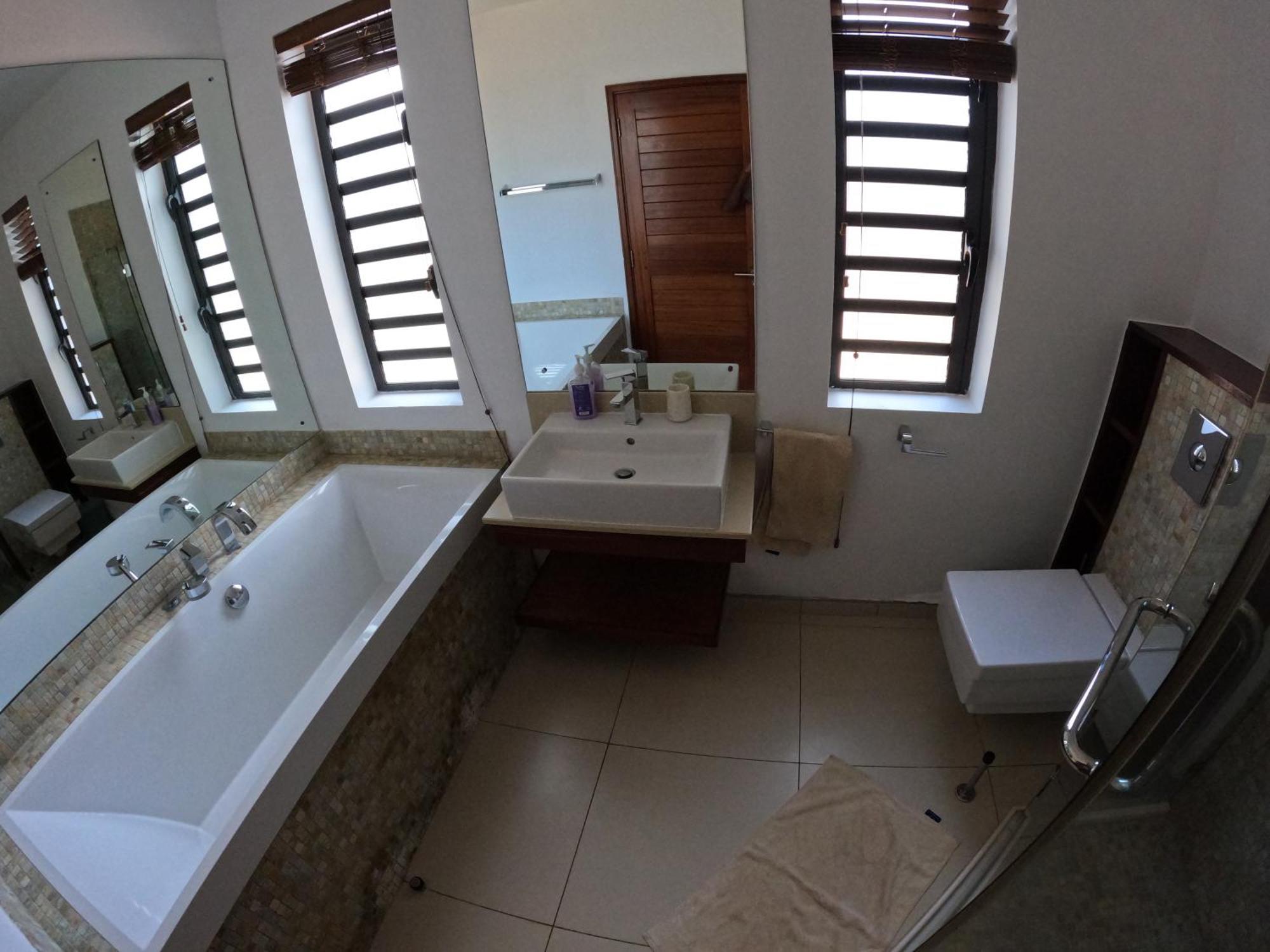 Olana Blue - Beachfront Apartment Rivière Noire Екстериор снимка