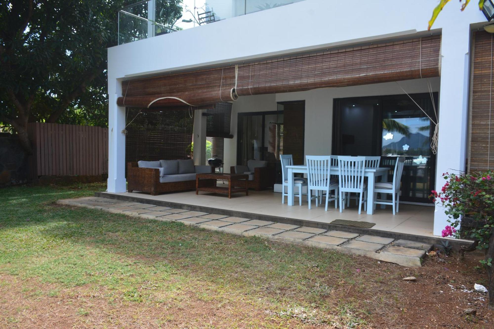 Olana Blue - Beachfront Apartment Rivière Noire Екстериор снимка